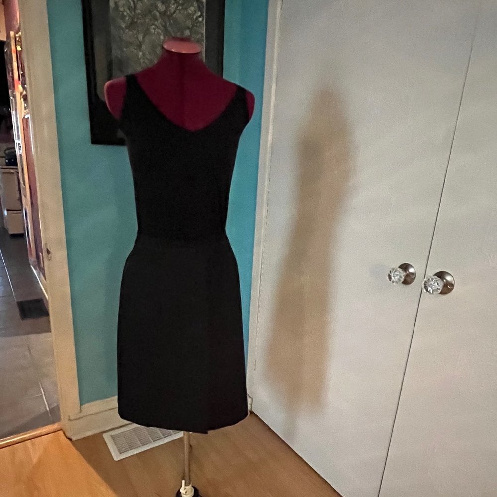 NWOT Deep Grey Tahari Pencil Skirt with Side Zippered Pockets and a Front Pleat